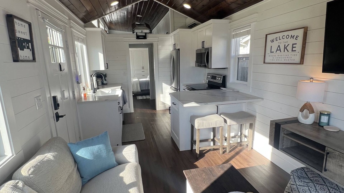 Bonney Lake House | Adorable Tiny Home on Lake Tapps with AC, WiFi, and Mountain Views!