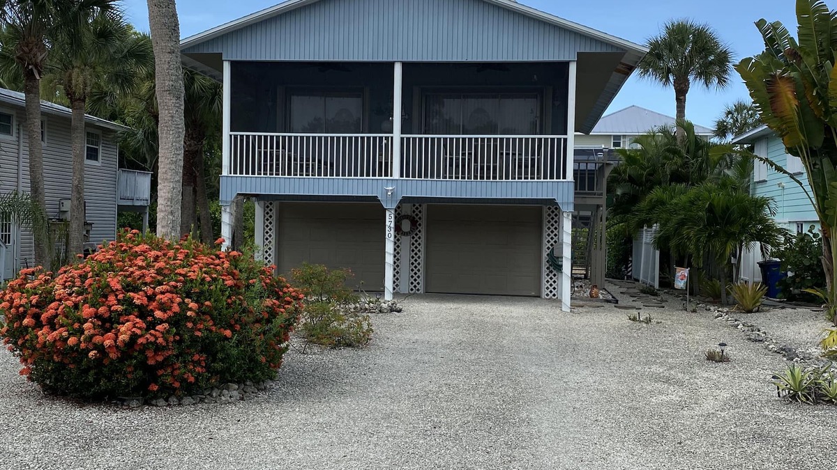 Mid Island House | Adorable Tropical Getaway Just Steps From The Beach. Gulf Views And New Pool!