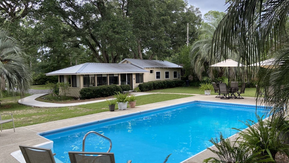 Oak House | Adorable two bedroom guest house with pool