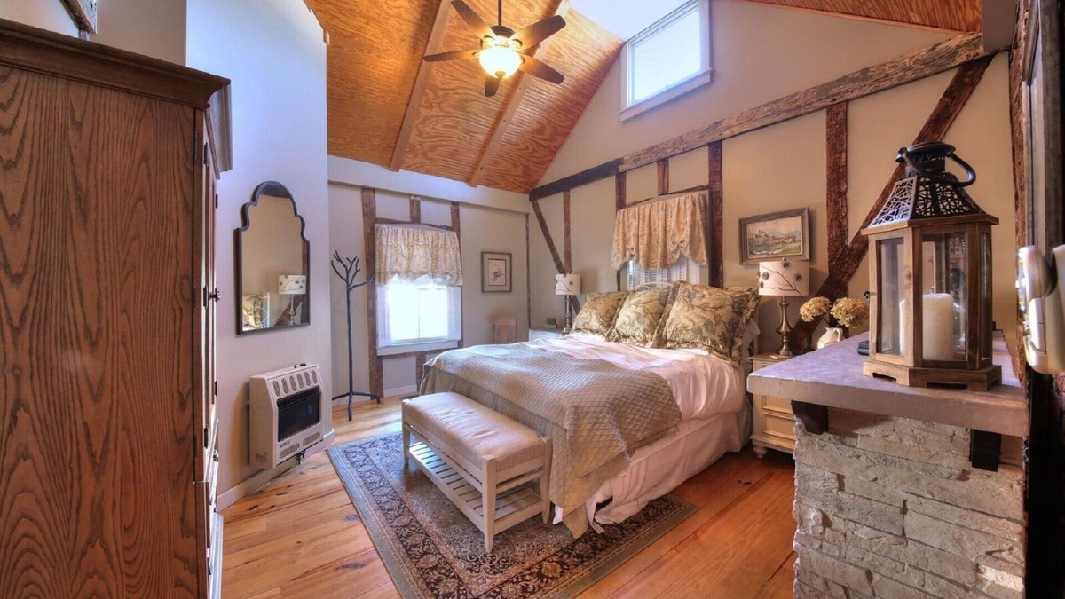 Augusta Cottage | Adorable Two-Person Bungalow nestled in the cozy town of Augusta, MO!