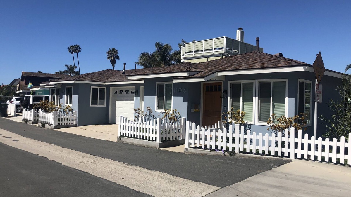 Pierpont Bay House | Adorable Ventura Beach Surf Bungalow on Prime Beach Lane