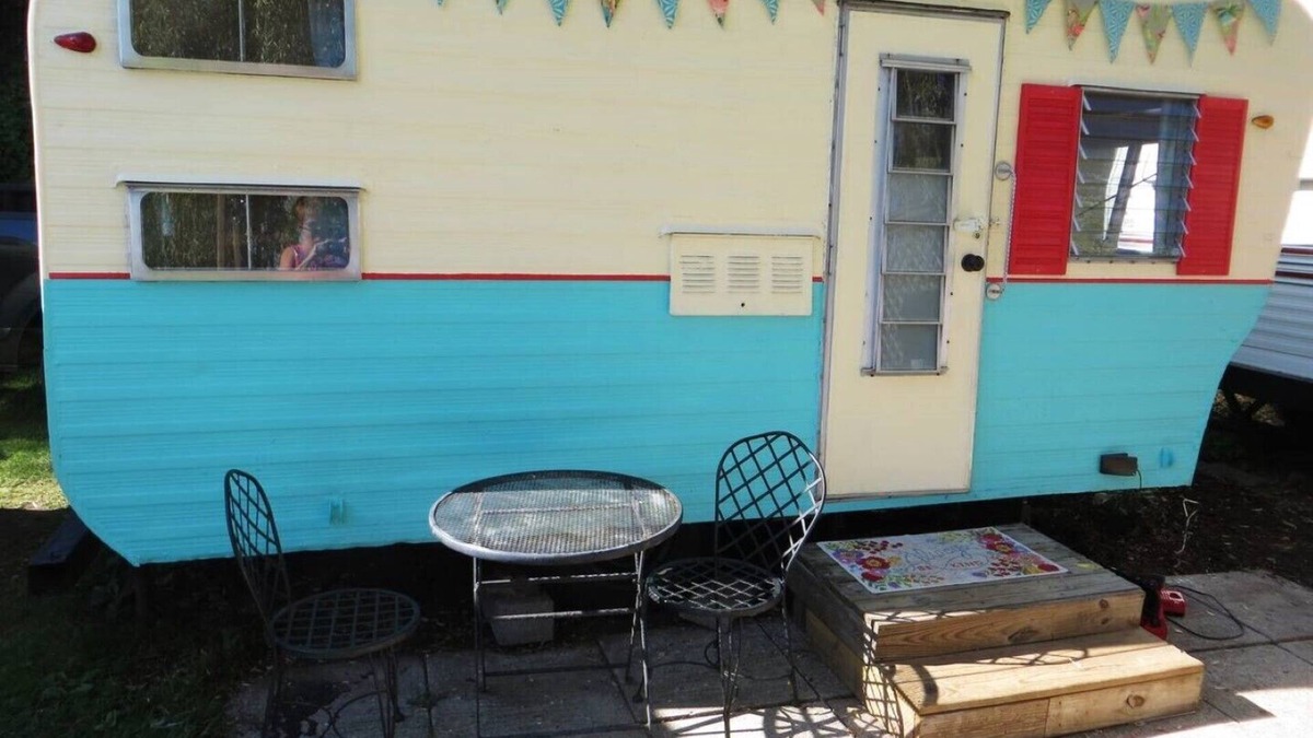 Smyrna House | Adorable vintage flamingo camper