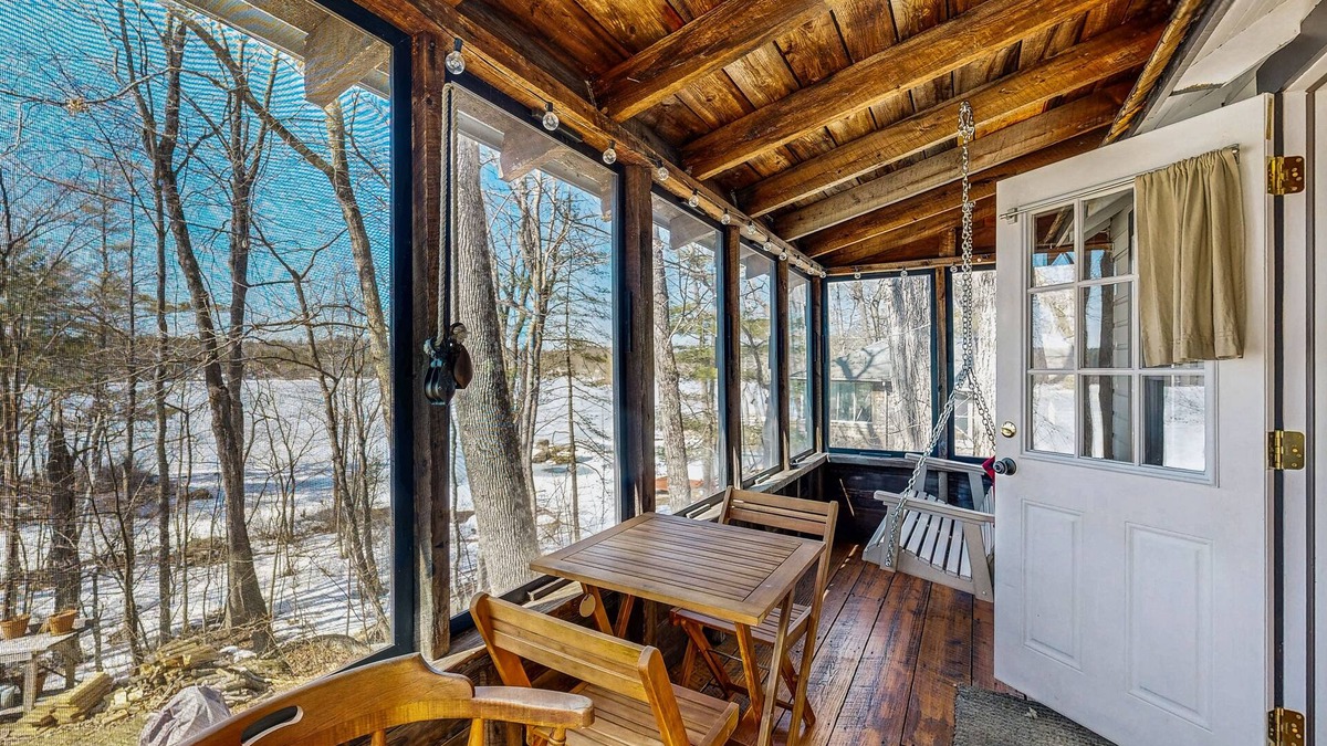 Gray Apartment | Adorable waterfront gem with 2 kayaks, high-speed WiFi, full kitchen & dock