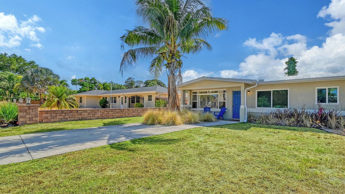 Sarasota Apartment | Adorable1/1 - Walk to Siesta Key!