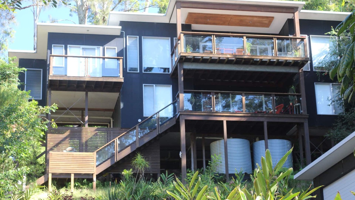 Smiths Lake House | Adrift in the tree tops On the lake by the sea
