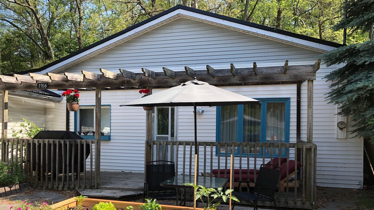 Port Franks Cottage | Adults Only Cottage, minutes to beach, hot tub, sauna, fitness studio, wellness
