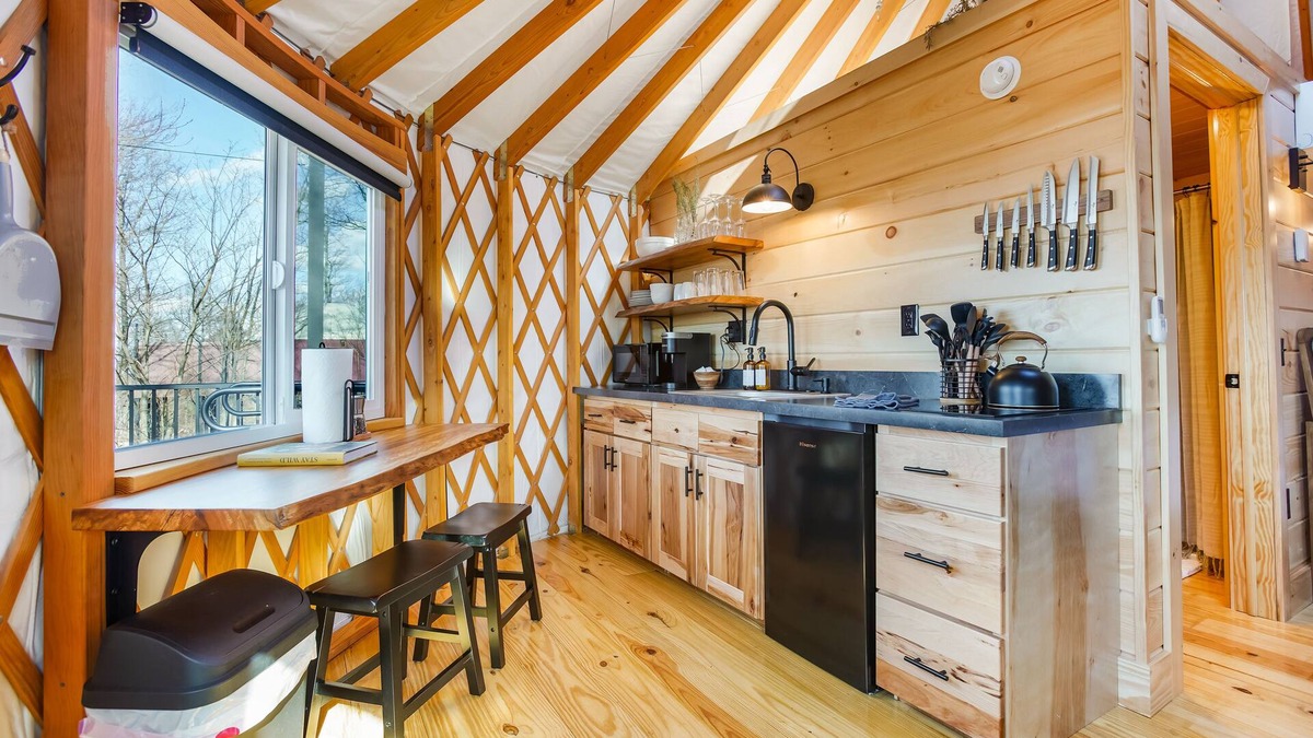 Knox Dale House | Adventure Abode YURT | Wheelchair Ramp, HOT TUB + Views!