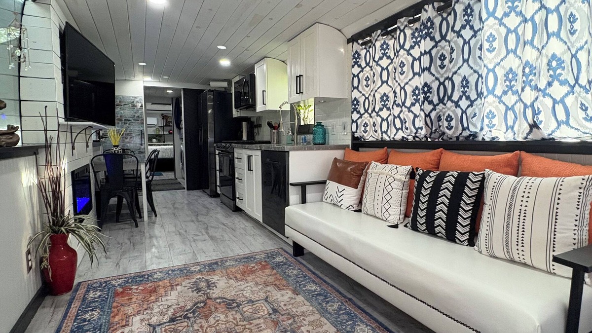 Clermont Villa | Adventure Awaits in This Pet Friendly Tour Bus Conversion!