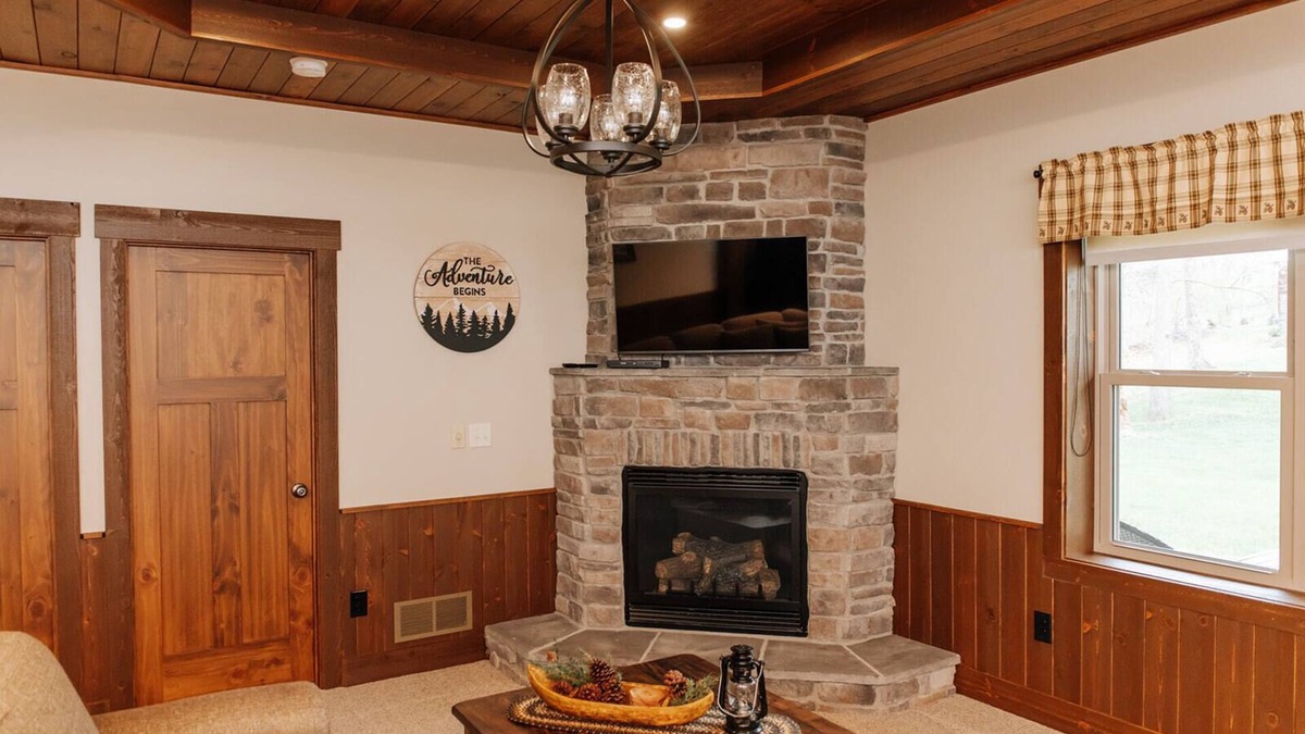 Dundee Cabin | Adventure Awaits Suite: Luxury, Lodge Suite in Amish Country, Ohio.