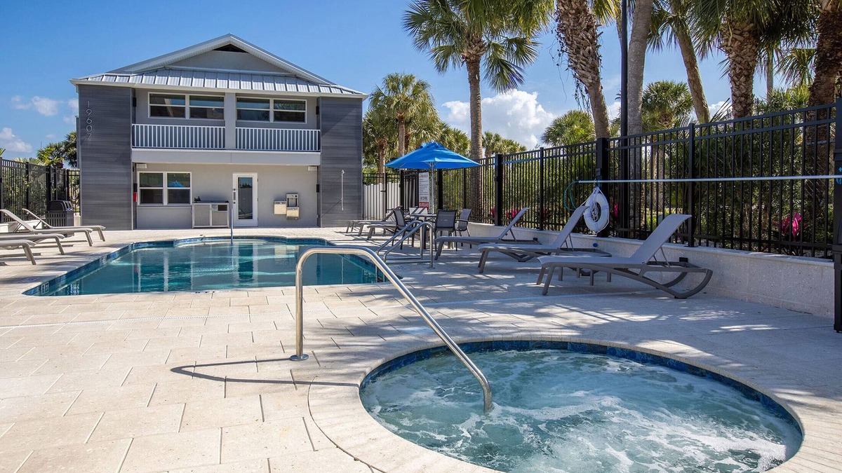 Indian Shores Hotel | Adventure Awaits! 2 Spacious Units, Near Suncoast Seabird Sanctuary, Kitchen, Pool, Fishing