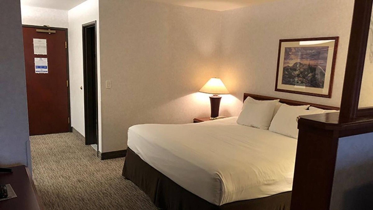 Altamont House | Adventure Awaits! Modern Unit, Hot Tub, Pool and Gym