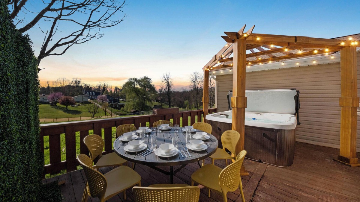 Fayetteville House | Adventure Basecamp, Walks to Kaymoor and Long point Trails, Hot Tub & Game Room