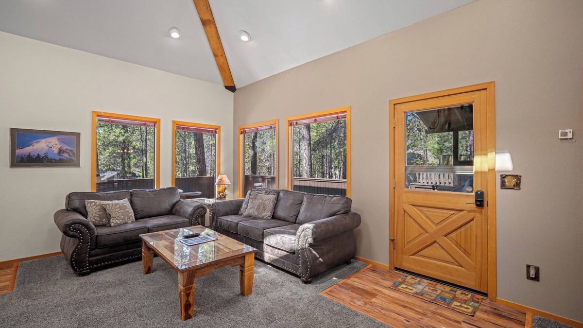 Sunriver House | Adventure Basecamp with Hot Tub, BBQ & A/C
