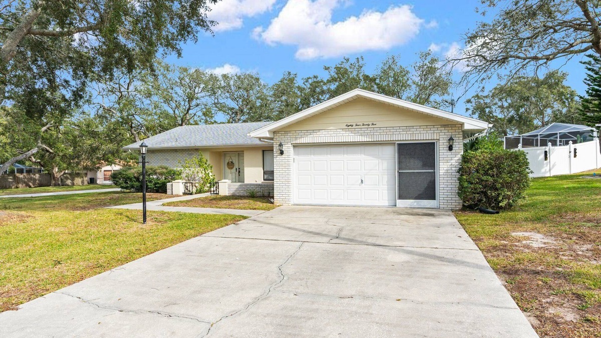 Spring Hill House | Adventure Coast: 2br-2ba, Near Springs, Beach, Hot Tub