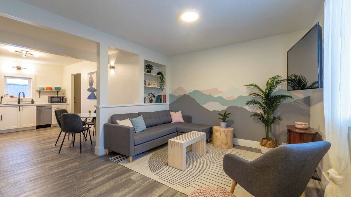 Golden House | Adventure Friendly Spacious Downtown Suite | East