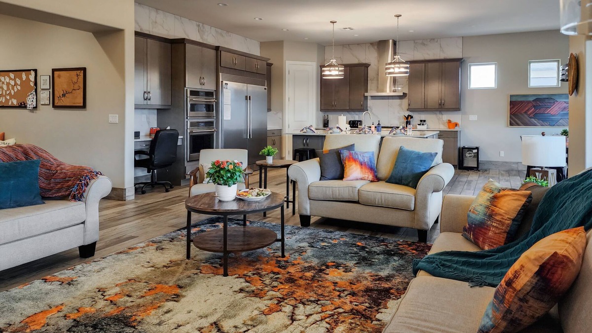 Page House | Adventure House+Hot Tub+Yard+Garage+Sleeps 8