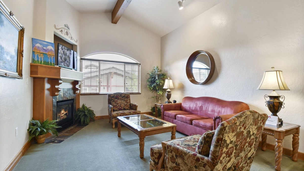Midway Villa | Adventure Hub~Backcountry Ski|Snowmobile|Scuba Diving Villa 3022-1