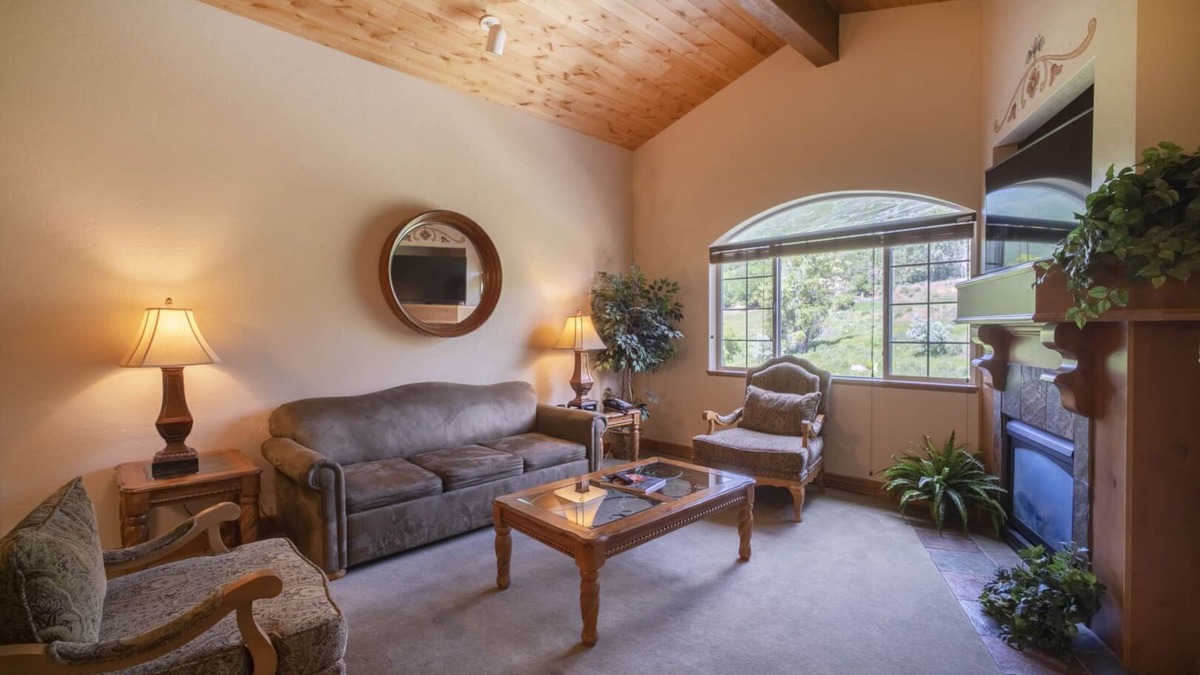 Midway Villa | Adventure Hub~Nordic Ski, Snowmobile & Ice Fishing Villa 3039-1