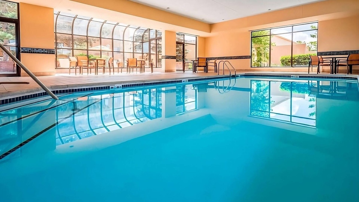 South Kansas City Hotel | Adventure in Kansas City! Indoor Pool, Pet Friendly and Free Parking!