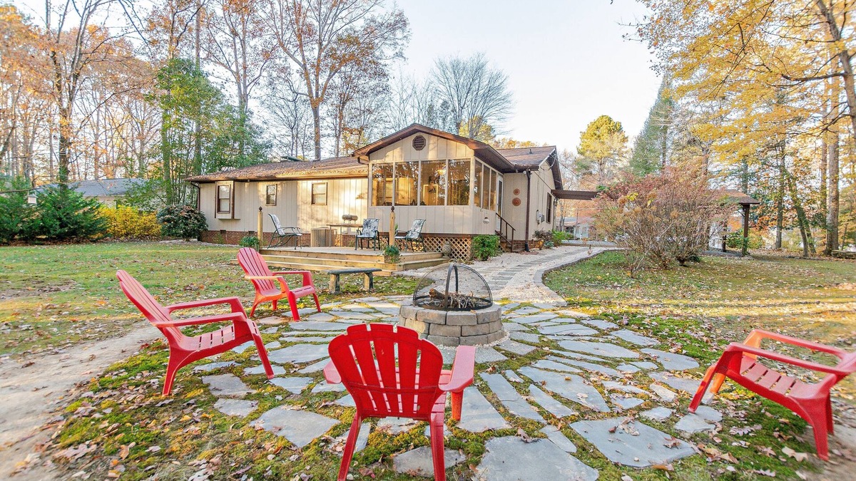 Asheboro House | Adventure Lodge-Gameroom, Fire Ring, NC ZOO, Seagrove Pottery, Lazy 5 Ranch