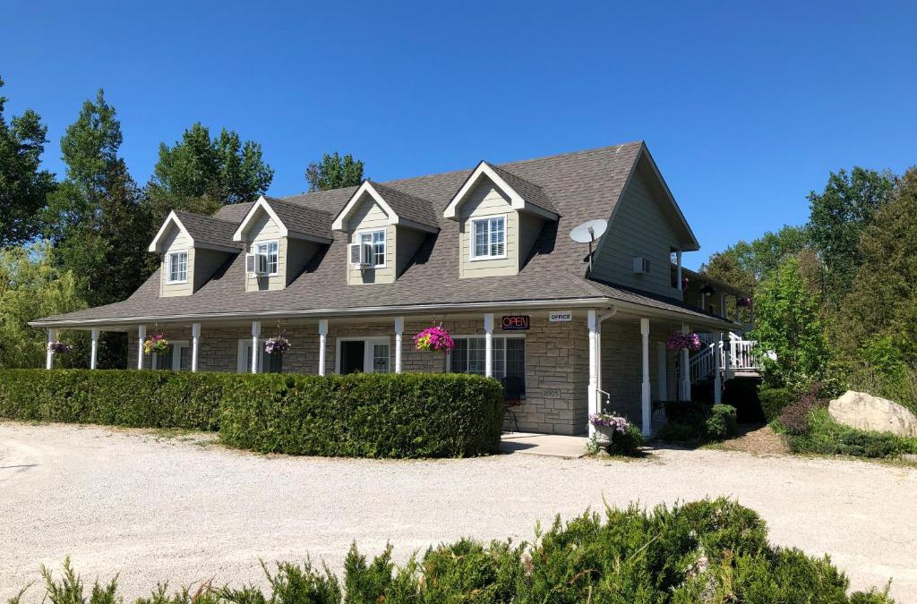 Tobermory Hotel | Adventure the Bruce Inn - Recently Renovated With Outdoor Hot Tub