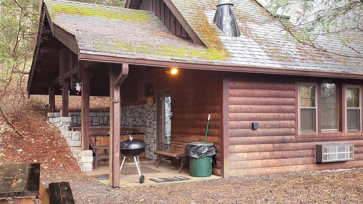 Lansing Cabin | Adventurer's Lodge, a charming 3-bedroom cabin with WiFi in quiet Lansing, WV.