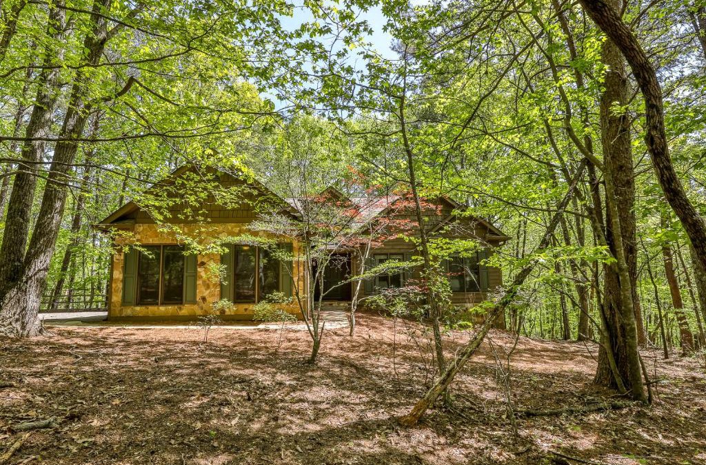 Big Canoe House | Adventures at Big Canoe - Spacious Cabin Rental in Big Canoe - Serene Nature Views, Cozy Fireplace, Spacious Decks, Walking Dist