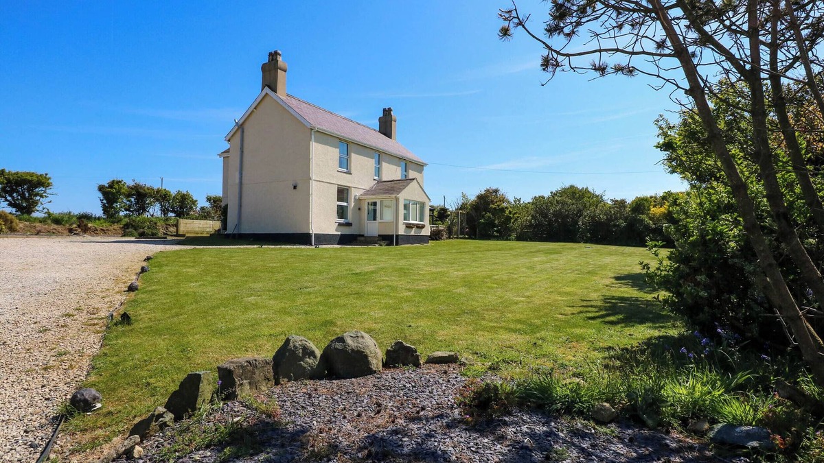 Garn Fadryn House | AEL Y FRON, pet friendly, character holiday cottage in Aberdaron