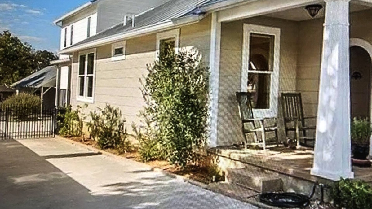 Fredericksburg House | Aermotor Loft -100yds to Main Street! Sleeps 4, HOT TUB