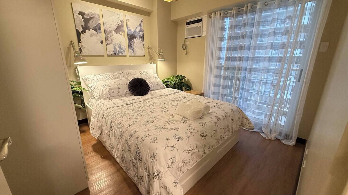 Kapitolyo Condo | Aesthetic Cozy Apartment Condo with pool balcony & deck