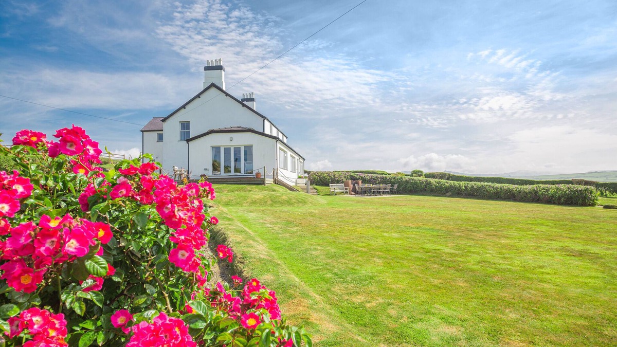 Aberdaron House | Afallon - Six Bedroom House, Sleeps 14