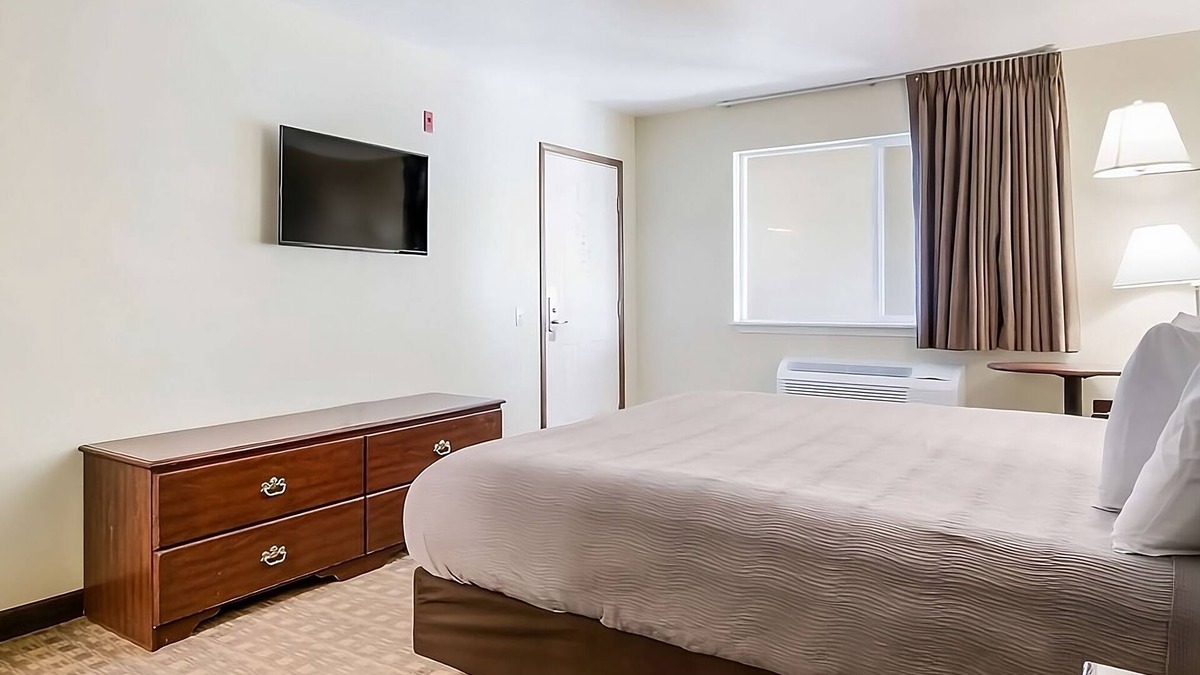 Aberdeen Hotel | Affordability Meets Comfort at GuestHouse Montesano! Free Parking, Pets Allowed