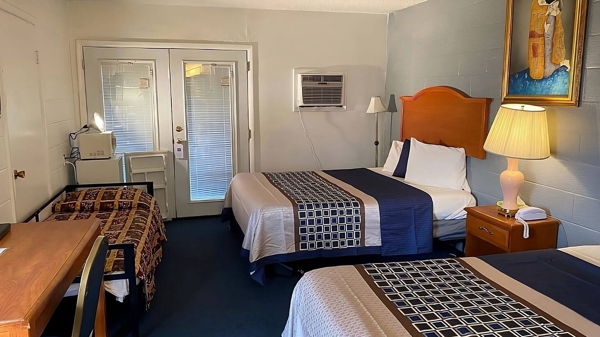 Fairview Hotel | Affordability Meets Comfort at Knights Inn Fairview! 4 Great Units, Free Parking