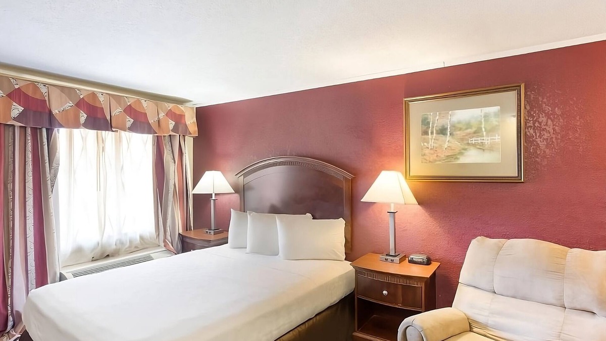 Summit Resort | Affordability Meets Comfort in the Knights Inn Ashland! Pool, Pet-Friendly!