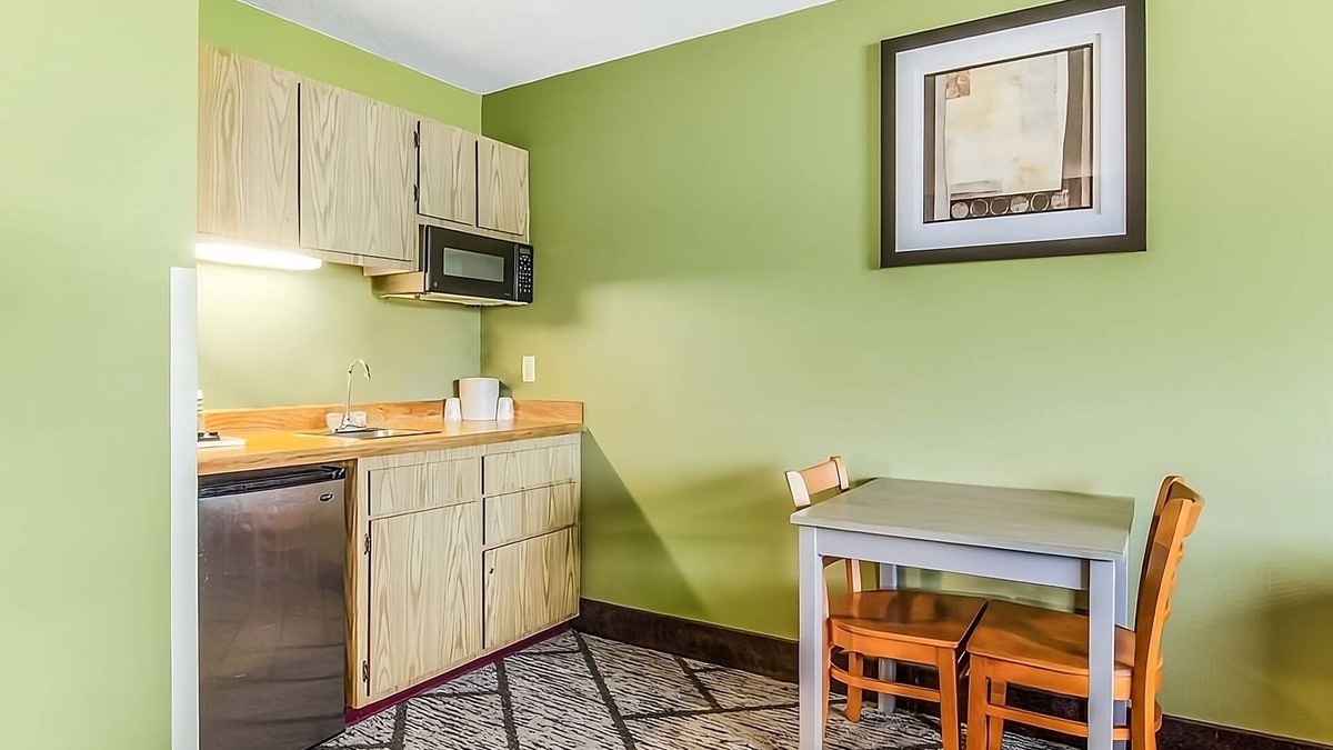 Poulsbo Resort | Affordability Meets Comfort in GuestHouse Poulsbo! Free Parking, Pet-friendly