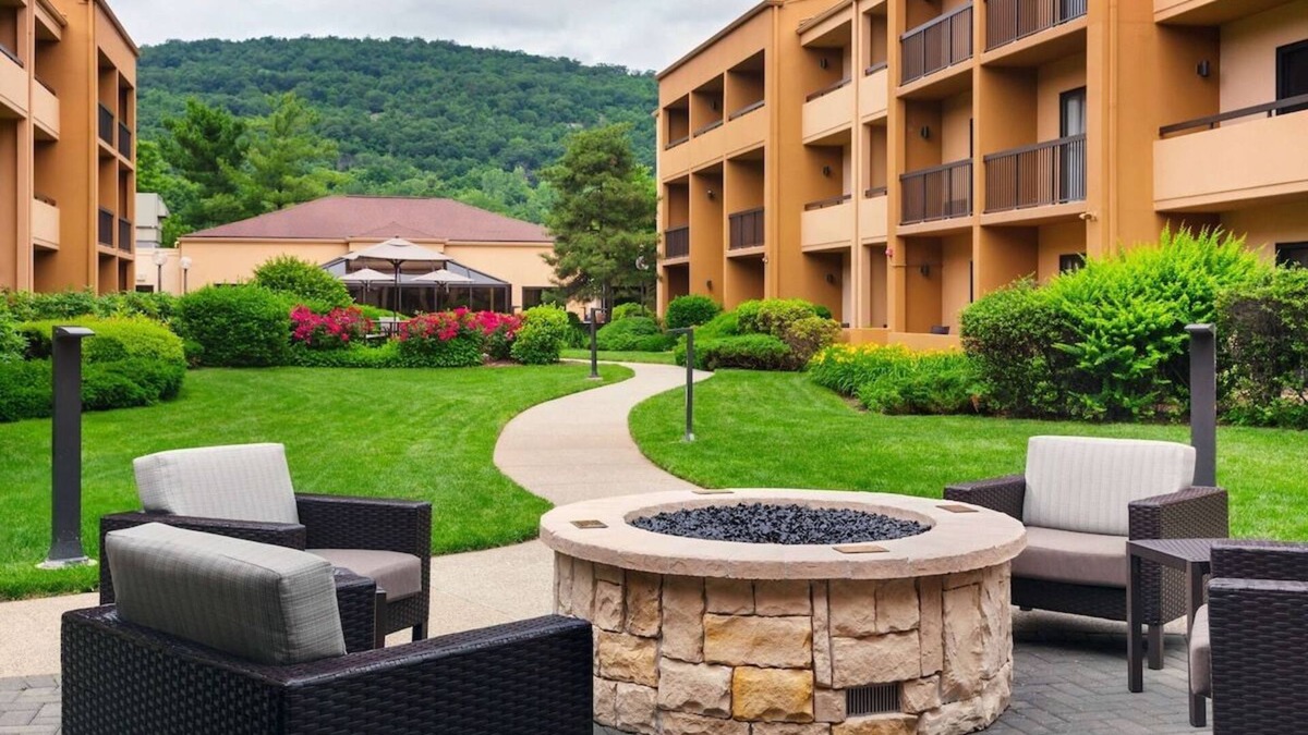 Mahwah House | Affordability Meets Comfort! Pool, Free Parking, Pet-Friendly Property