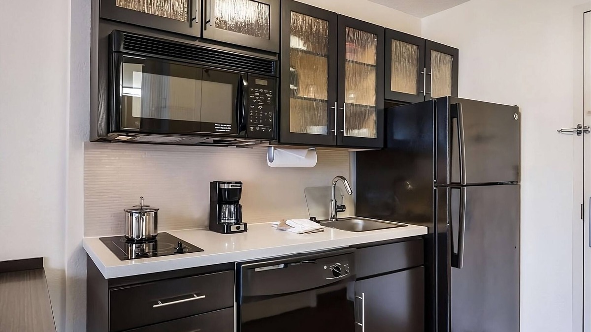 Troy Hotel | Affordability Meets Comfort! 3 Great Units, Near Leo Burnett Greenspace