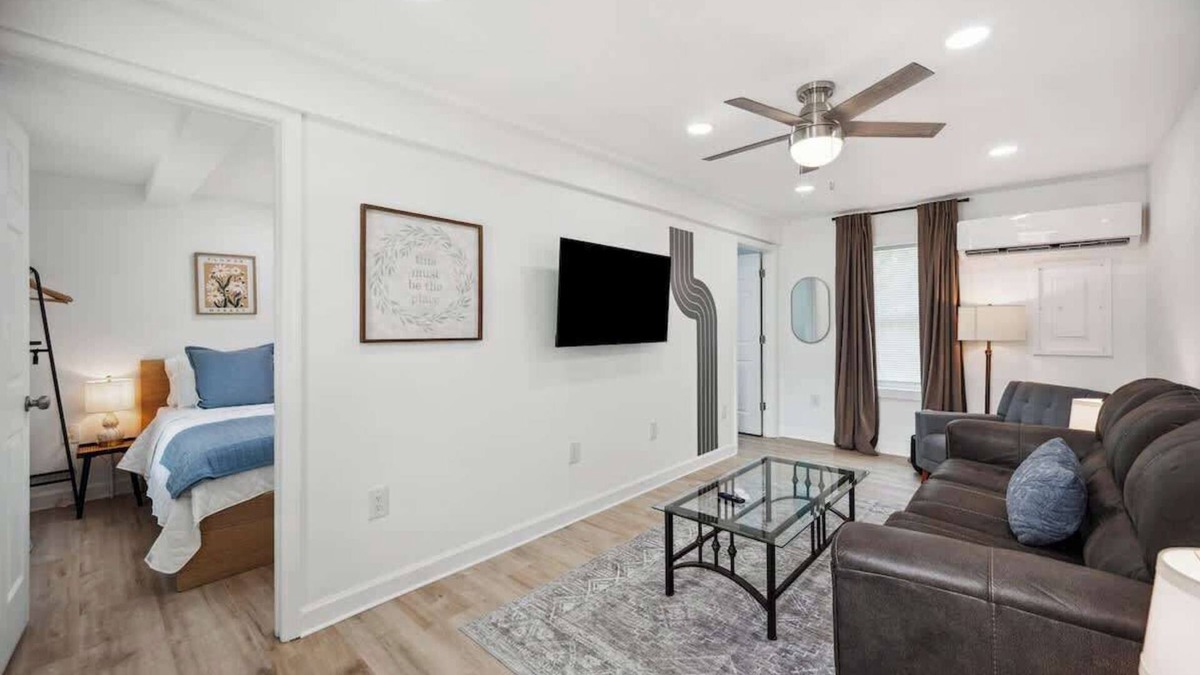 Lakeland House | Affordable 2BR/1BA up to 6 ppl