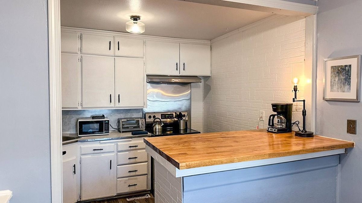 Midwest City Apartment | Affordable 2BR Getaway Near Plaza District Lilac1