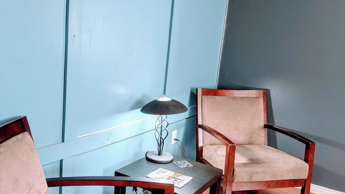 Winnipeg Apartment | Affordable 4 bedrooms/FREE parking/15 mins to Airport/FREE monthly Cleanings