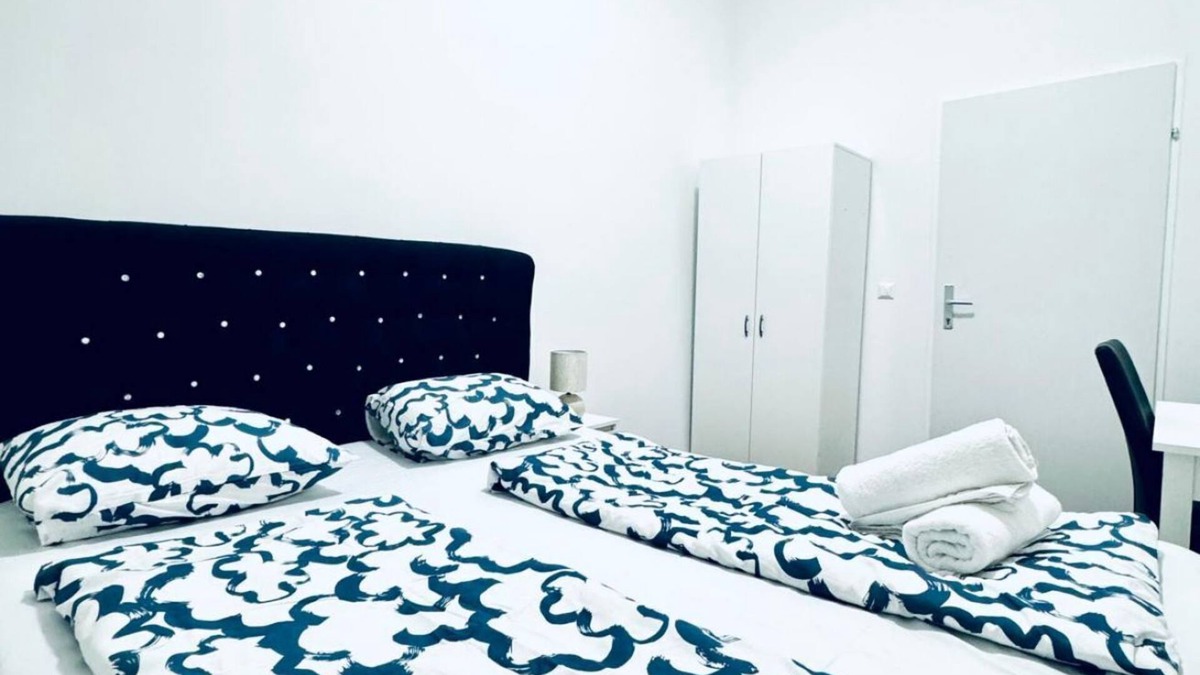 Liesing Apartment | Affordable 5BR Apartment; Near Atzgersdorf Park