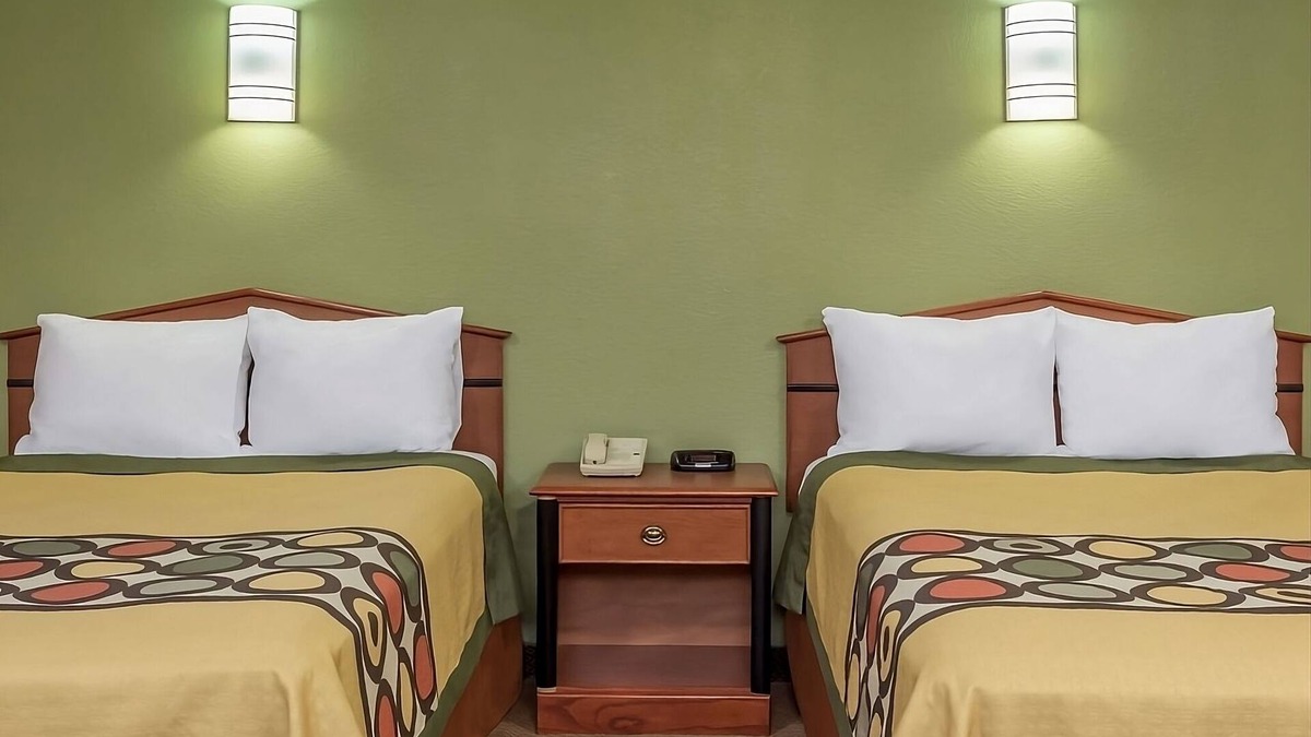 Austin Ave. Hotel | Affordable and convenient unit in Knights Inn Franklin Ave Waco, Parking, Pet-Friendly! Near Cameron Park & Zoo