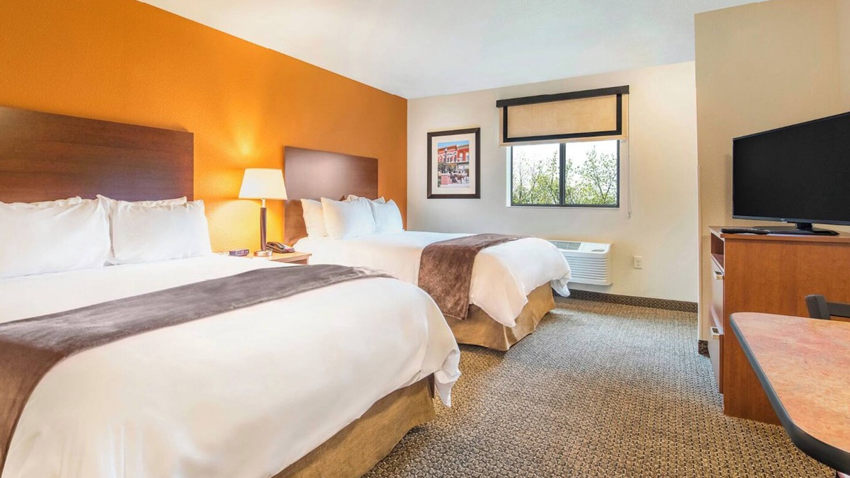 Billings Hotel | Affordable Billings Stay w/Kitchen – Pet-Friendly Room Near Parks & Attractions