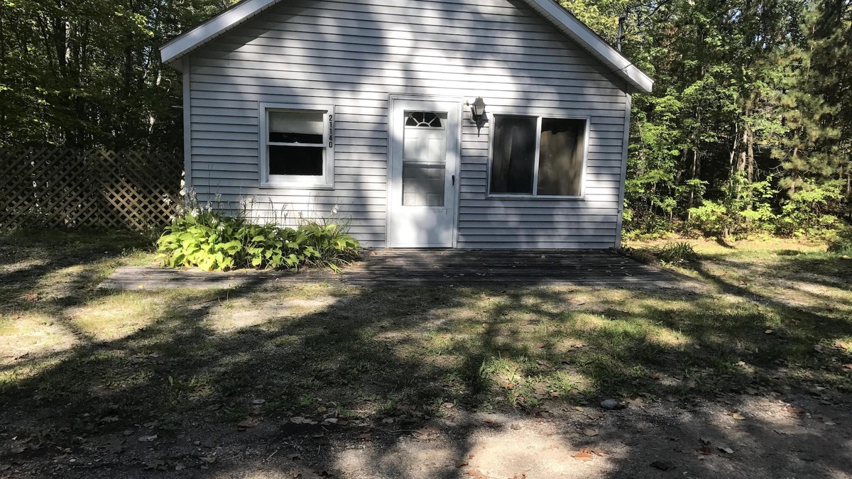 Hillman House | Affordable Cottage Steps Away From Lake Avalon