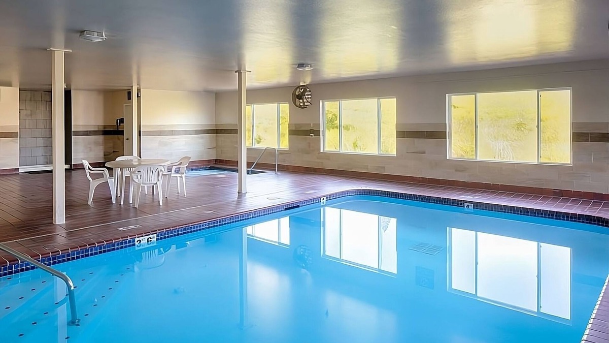 Sequim Hotel | Affordable Getaway! Onsite Pool, Near Museum and Art Center!