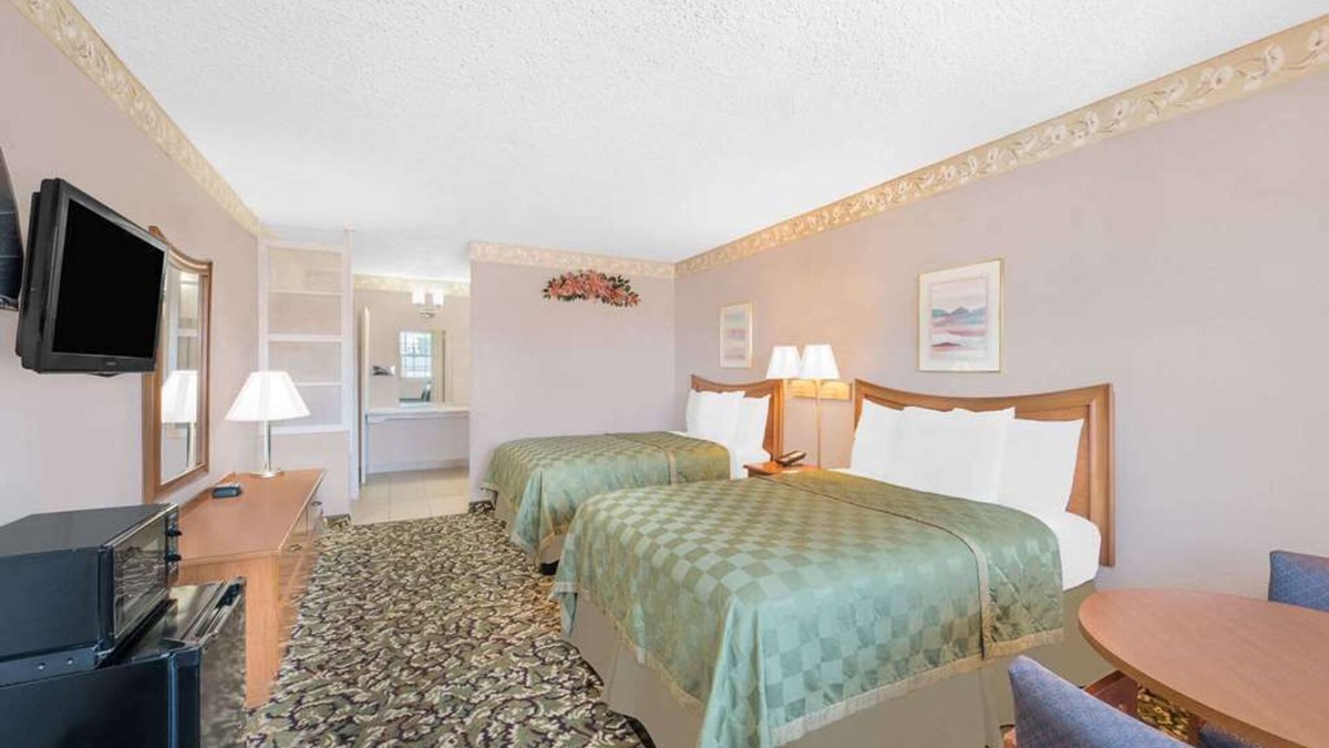 Pecos Hotel | Affordable Lodging in Pecos! Pets are Welcome! Airport Shuttle, Seasonal Pool!