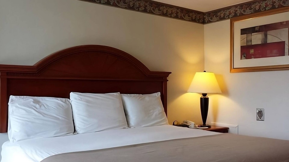 Campbelltown Hotel | Affordable Lodgings! FREE Breakfast & Parking, Close to Hershey Museum & More!