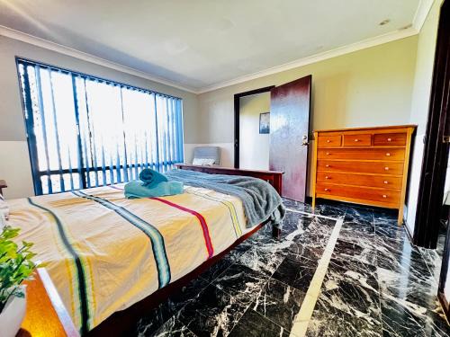 Booragoon House | Affordable Long-Term Stay ENS Master Bedroom in Perth Fremantle University Hospital
