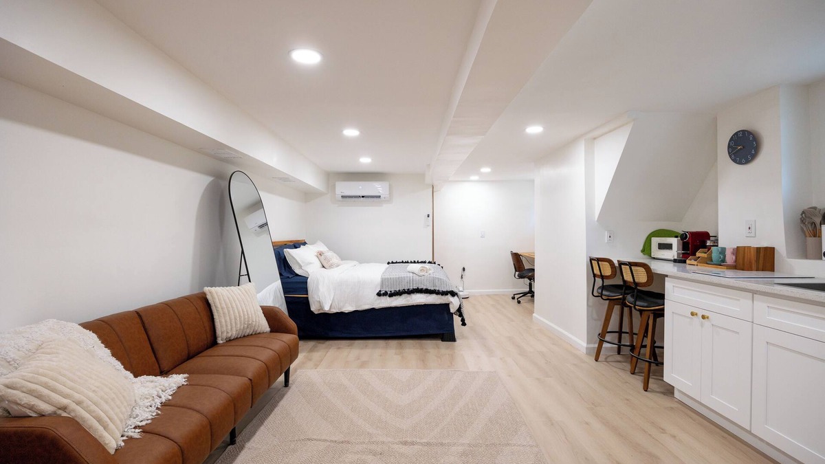 Edgewater House | Affordable NYC Luxury: Warm & Inviting Stay, Walk to Riverside Views