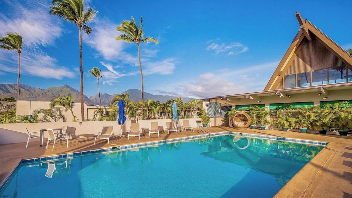 Kahului Hotel | Affordable Oceanfront Stay! Outdoor Pool, Pets are Allowed